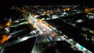 Read more about the article Maciel Melo leva multidão a praça central de Iguaracy