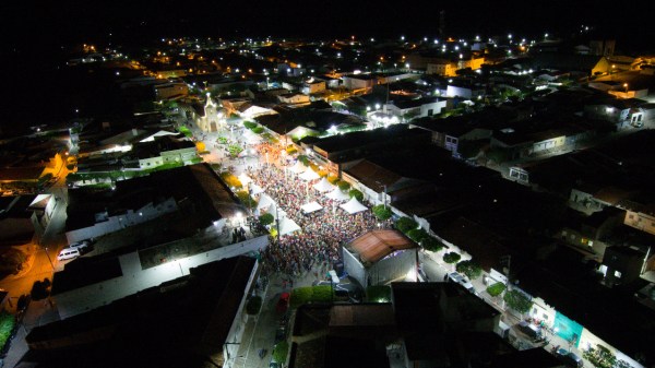 You are currently viewing Maciel Melo leva multidão a praça central de Iguaracy