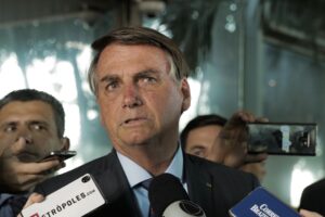 Read more about the article “Paulo Guedes, desculpa, você é meu ministro, te sigo 99%, mas aumento de imposto para cerveja não”, afirma Bolsonaro