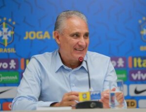 Read more about the article Em passagem por Recife, técnico da Seleção Brasileira elogia estádio e time do Afogados