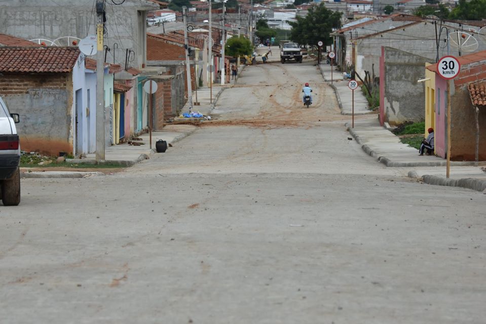 You are currently viewing Terminou Obra de pavimentação da rua Fábio Sizenando, no bairro Borja, em SJE