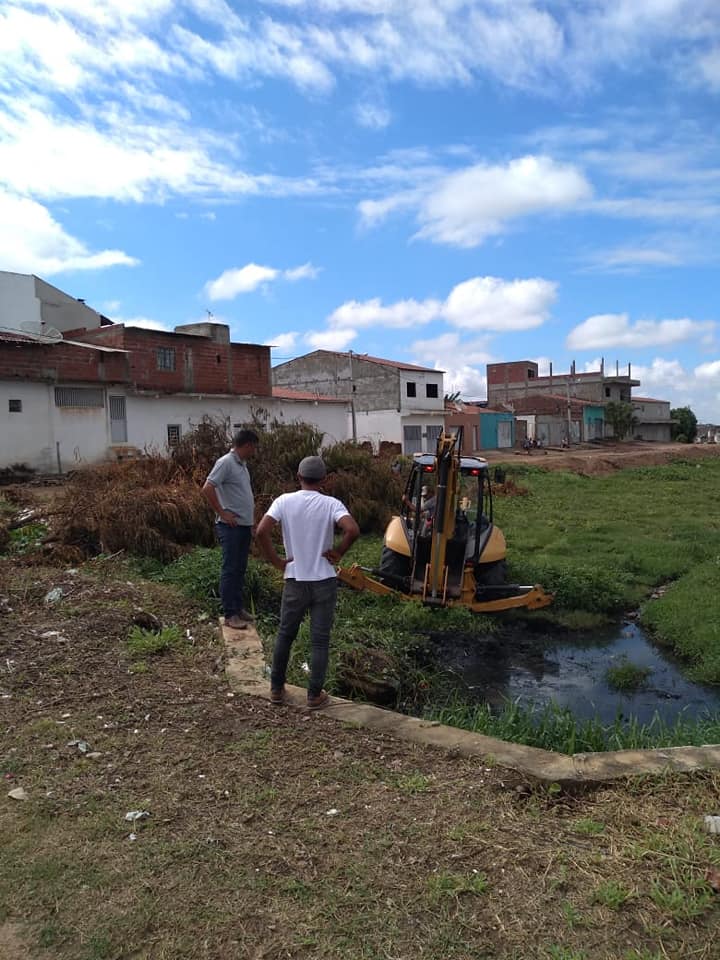 You are currently viewing Limpeza do Canal do Ipiranga voltou a ser feito pela Prefeitura de SJE