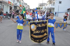 Read more about the article Colégio João Lete realizou desfile em homenagem aos 111 anos de SJE