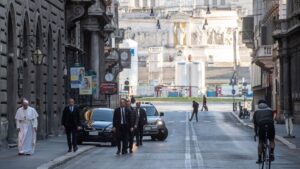 Read more about the article Papa Francisco vira peregrino solitário em Roma, reza pelo mundo e mostra a força da fé