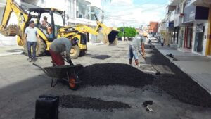 Read more about the article Operação taba-buracos melhora tráfego nas ruas do centro de São José do Egito