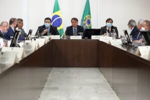 Read more about the article Bolsonaro assina projeto de “ajuda” a estados e municípios, mais contra vontade de prefeitos e governadores impõe 4 vetos