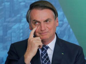 Read more about the article Presidente do Brasil segue na contramão do mundo, Bolsonaro sancionou lei que obrigado uso de máscara pelo país com vetos