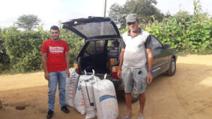Read more about the article Agricultor de Santa Terezinha doa sacas de feijão para mais necessitados