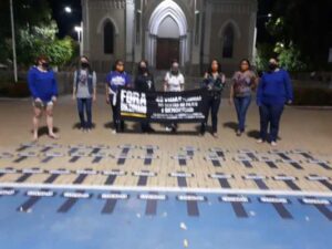 Read more about the article Movimento de Mulheres de Afogados da Ingazeira fez protesto em frente a catedral
