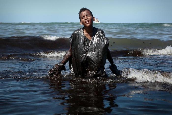 You are currently viewing 1 ano depois do surgimento de manchas de óleo no litoral brasileiro, Marinha conclui investigação sem apontar culpados ou origem do desastre