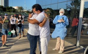 Read more about the article Depois de vencer a covid-19, médico recebe pedido de casamento em frente a hospital
