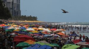 Read more about the article ‘Irresponsabilidade não pode fazer parte do novo normal’, diz médico após aglomerações em praias de PE no feriadão