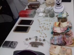 Read more about the article Polícia realiza operação prende traficante, dinheiro e drogas em Brejinho-PE