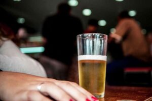 Read more about the article Em sete anos, brasileiro passou a beber mais álcool e a fumar menos, aponta IBGE