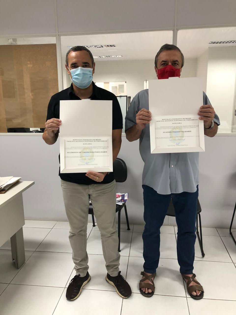Read more about the article Evandro Valadares e Eclériston Ramos já pegaram seus respectivos diplomas de prefeito e vice