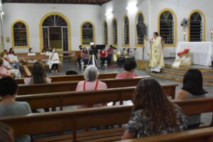 Read more about the article Católicos celebram Natal com missa