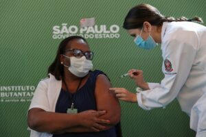 Read more about the article ‘Não tenham medo’, diz Mônica Calazans, 1ª pessoa a ser vacinada contra a covid-19 no Brasil