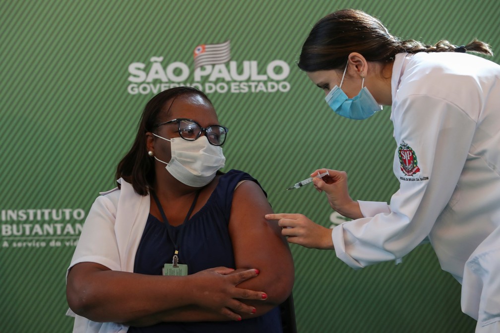 You are currently viewing ‘Não tenham medo’, diz Mônica Calazans, 1ª pessoa a ser vacinada contra a covid-19 no Brasil