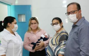 Read more about the article Prefeita de Tabira comemora 1º nascimento no Hospital Municipal em seu governo