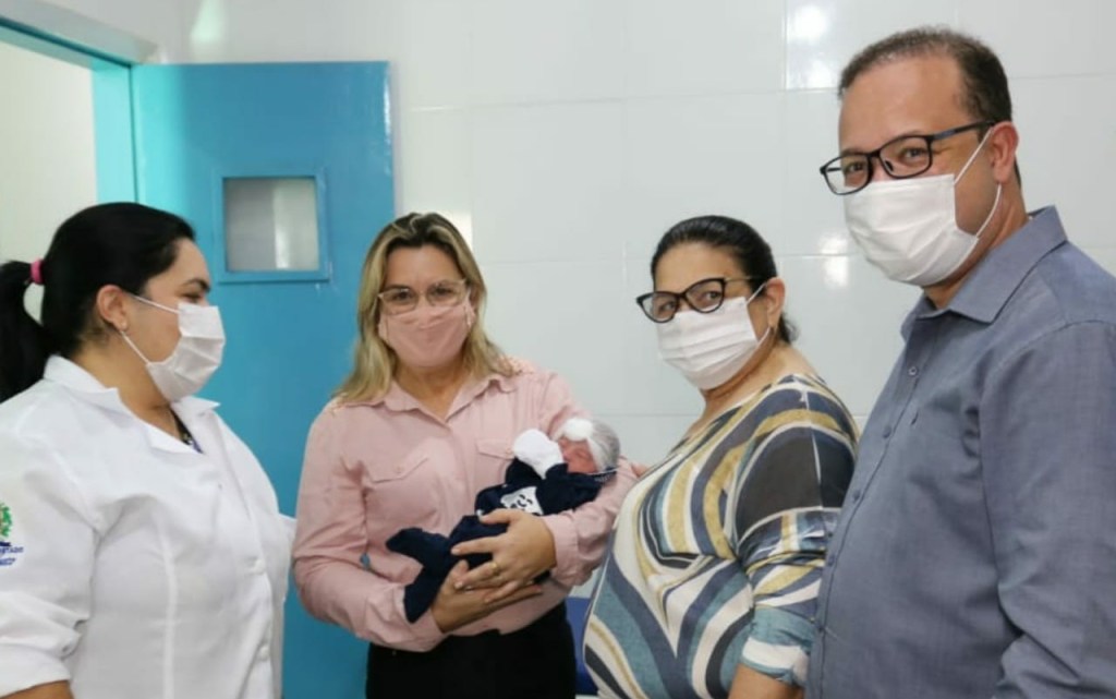 You are currently viewing Prefeita de Tabira comemora 1º nascimento no Hospital Municipal em seu governo