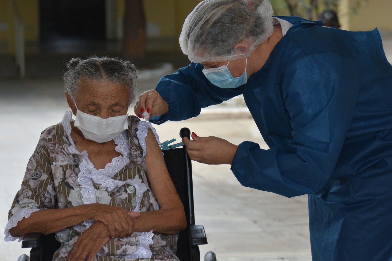Read more about the article São José do Egito vacina idosos institucionalizados