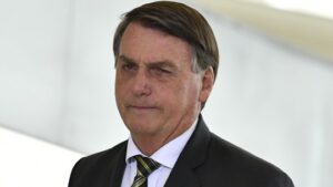 Read more about the article ‘Vamos meter o dedo na energia elétrica’, diz Bolsonaro um dia depois de anunciar troca no comando da Petrobras