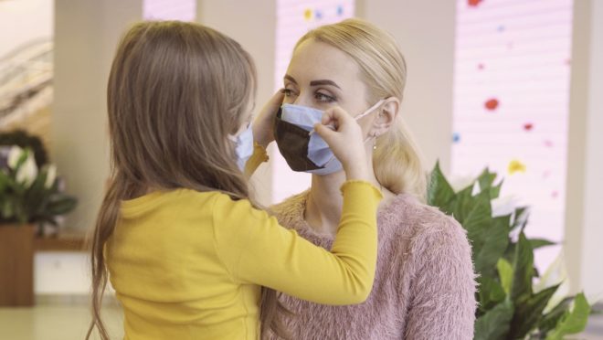 Read more about the article Uso simultâneo de máscara cirúrgica e outra de pano reduz risco de transmissão da Covid em 95%, diz CDC