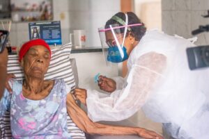 Read more about the article Idosa de 117 anos é vacinada contra Covid-19 no Cabo de Santo Agostinho