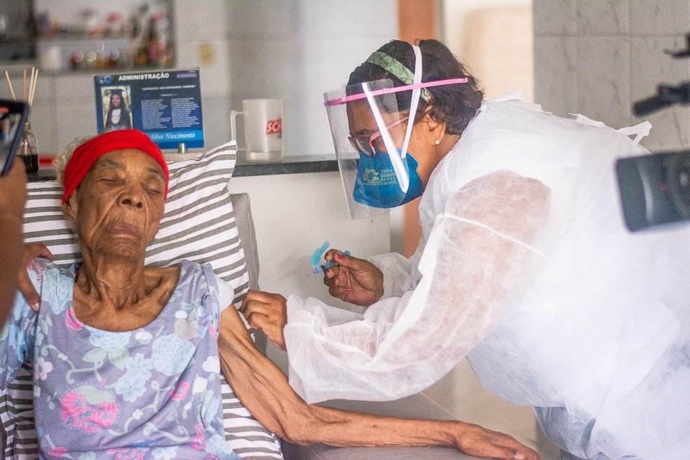 You are currently viewing Idosa de 117 anos é vacinada contra Covid-19 no Cabo de Santo Agostinho
