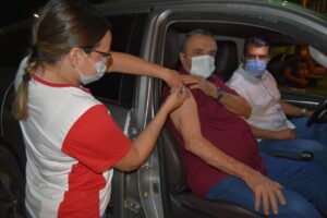 Read more about the article Acompanhado do secretário de saúde Paulo Jucá, Evandro Valadares enfrenta fila e se vacina contra covid-19
