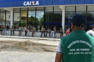 Read more about the article Prefeitura de SJE montou estrutura e contratou bombeiros civis para organizar filas da Caixa e Lotéricas