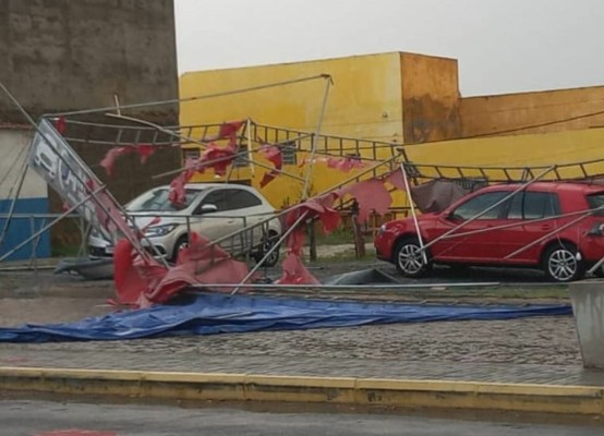 You are currently viewing Chuva com ventos fortes causou estragos em Tabira nesse sábado (13)