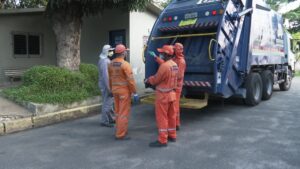 Read more about the article Sem querer, doméstica joga fora R$ 10 mil da patroa, caminhão é rastreado e garis acham dinheiro no lixo