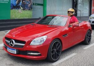 Read more about the article Paraibano compra carro de luxo, ‘não cabe’ no veículo, e viraliza na web