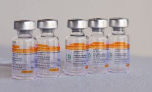 Read more about the article Anvisa oficializa regra que permite a estados, municípios e o setor privado importarem vacinas