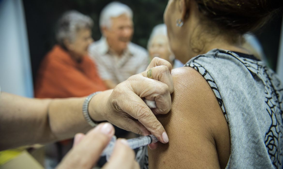 You are currently viewing Vacinação contra a gripe começa nesta segunda; idosos não serão os primeiros a serem vacinados
