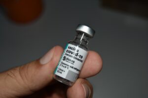 Read more about the article Você sabe quais são os riscos de não tomar a segunda dose da vacina contra a covid-19?