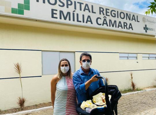 Read more about the article Marcelo Patriota reconhece trabalho dos profissionais do Hospital Emília Câmara, pelo atendimento a sua filha recém nascida