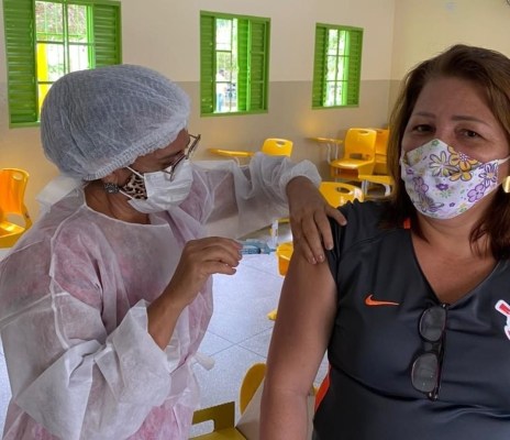 You are currently viewing Carnaíba é 2ª cidade da região a começar vacinação em profissionais da educação
