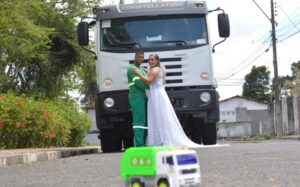 Read more about the article Em homenagem ao marido motorista de coleta de lixo, baiana faz ensaio fotográfico temático: ‘Melhor do que eu esperava’