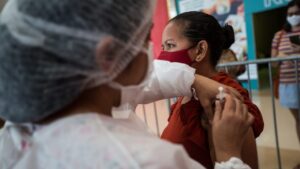 Read more about the article Vacinação contra Covid-19: Brasil aplicou 345 mil doses neste domingo