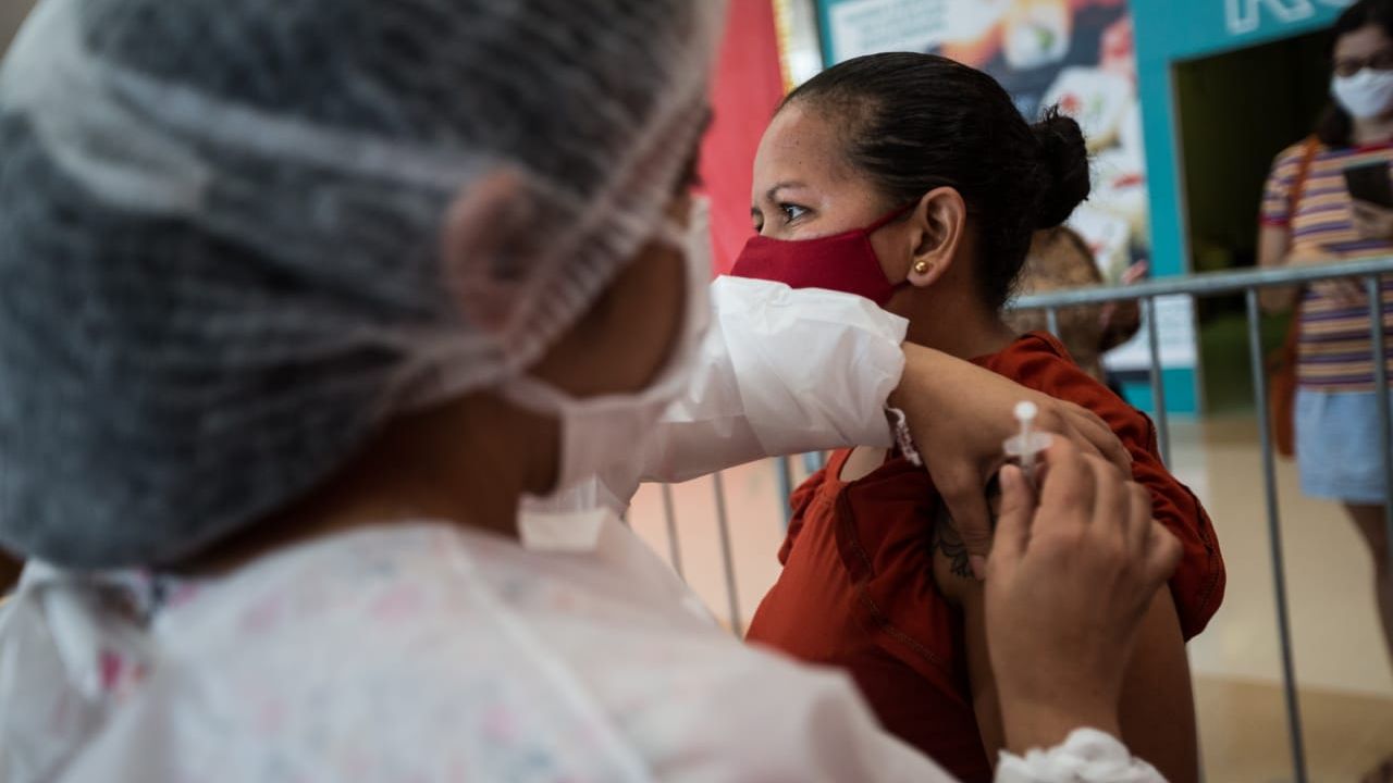 You are currently viewing Vacinação contra Covid-19: Brasil aplicou 345 mil doses neste domingo