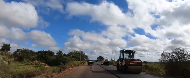 Novo asfalto da PE-275 no trecho do Ambó para a divisa com a PB já está sendo feito