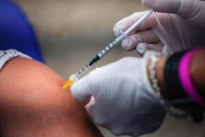 Read more about the article Vacinação contra Covid-19: quase 63 mil pessoas acima dos 60 já foram salvas, aponta estudo