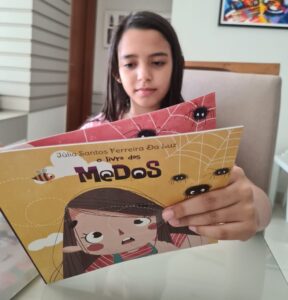 Read more about the article Menina de 8 anos escreve livro sobre como lidar com medos comuns na infância, em João Pessoa
