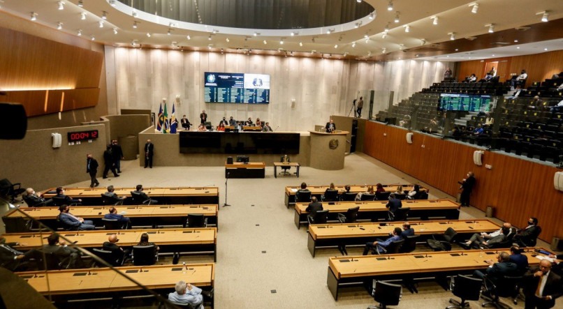 You are currently viewing Deputados propõem aumento da cota parlamentar de R$ 15 mil para R$ 29 mil por resolução em PE