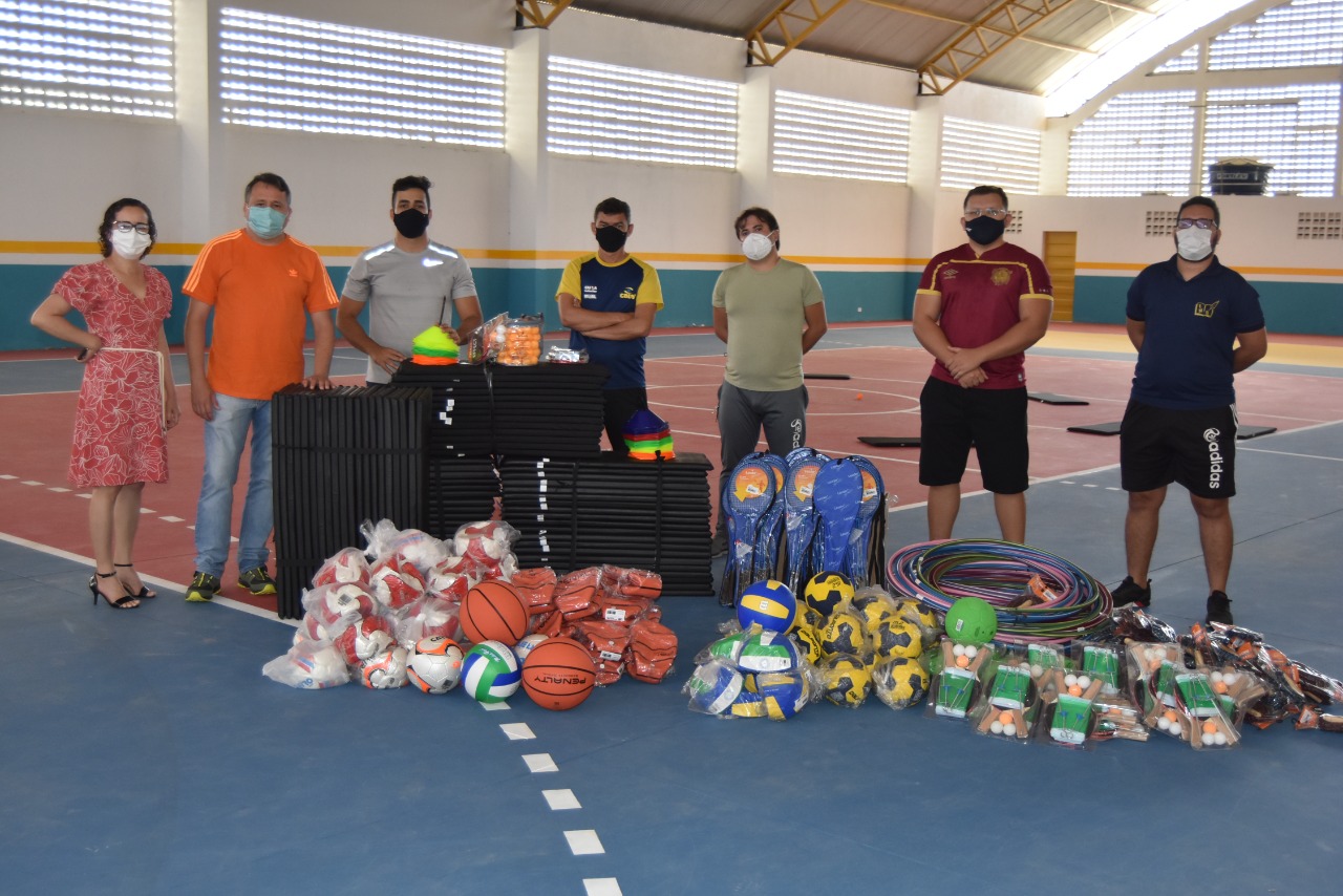 You are currently viewing Prefeitura de São José do Egito entrega kits esportivos para escolas da rede municipal