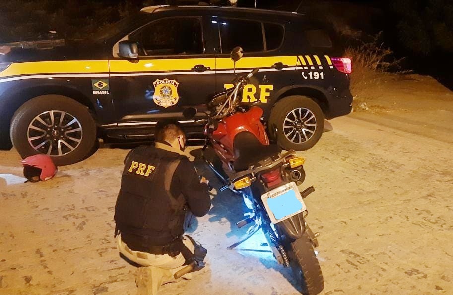 You are currently viewing PRF recupera em Patos, motocicleta roubada que circulava clonada na BR-361 saída para Piancó