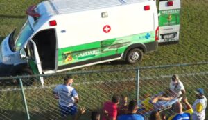 Read more about the article Jogador do Pesqueira sai de campo em ambulância e clube pede ajuda da torcida para pagar cirurgia