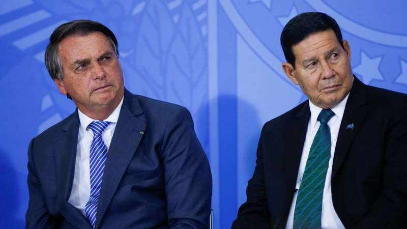 You are currently viewing Com 3 votos pelo arquivamento, TSE retoma julgamento sobre cassação da chapa Bolsonaro-Mourão